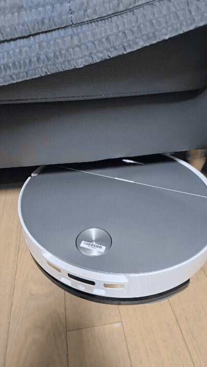 본문 이미지 - 로보락 S10 맥스V 울트라가 소파 밑을 구석 구석 청소하고 있다.