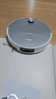 본문 이미지 - 로보락 로봇청소기 S10 맥스V 울트라가 높이가 있는 카페트를 넘고 있다.