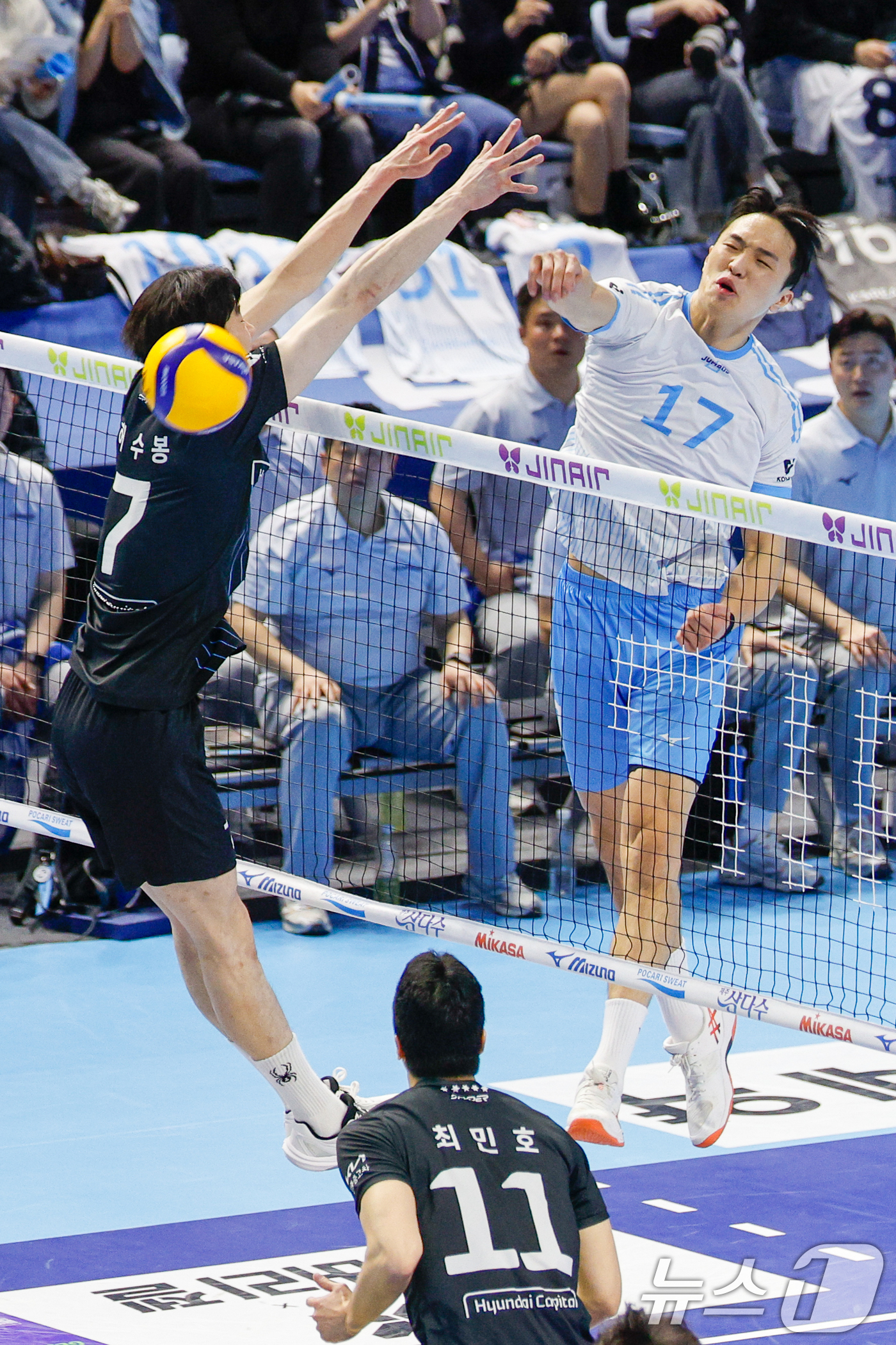 (인천=뉴스1) 안은나 기자 = 10일 오후 인천 계양체육관에서 열린 프로배구 2025-2026 V-리그 남자부 챔피언 결정전 5차전 대한항공 점보스와 현대캐피탈 스카이워커스의 경 …