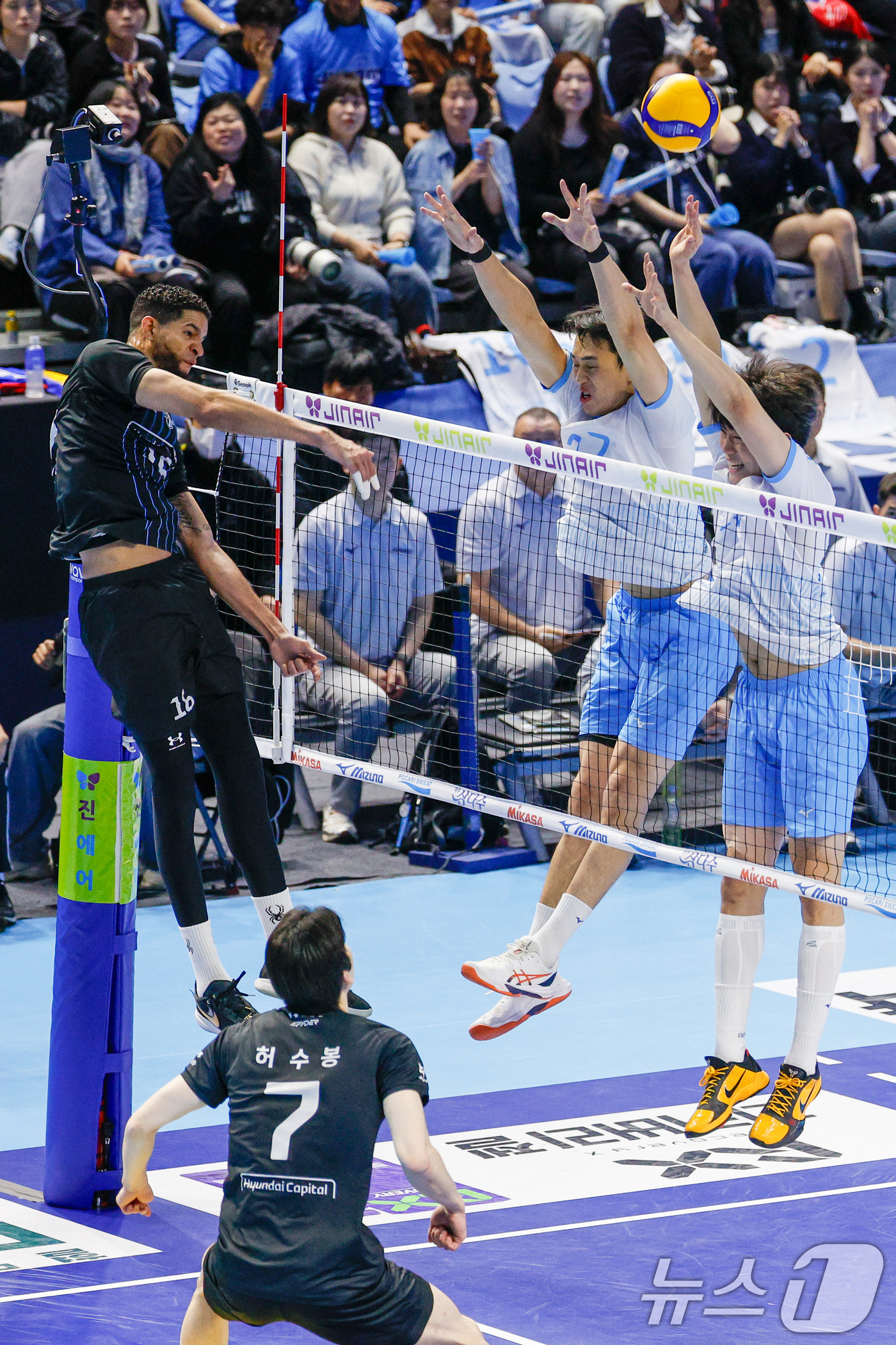 (인천=뉴스1) 안은나 기자 = 10일 오후 인천 계양체육관에서 열린 프로배구 2025-2026 V-리그 남자부 챔피언 결정전 5차전 대한항공 점보스와 현대캐피탈 스카이워커스의 경 …