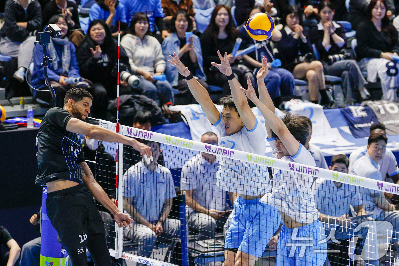 (인천=뉴스1) 안은나 기자 = 10일 오후 인천 계양체육관에서 열린 프로배구 2025-2026 V-리그 남자부 챔피언 결정전 5차전 대한항공 점보스와 현대캐피탈 스카이워커스의 경 …