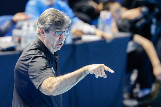 작전 지시하는 블랑 감독