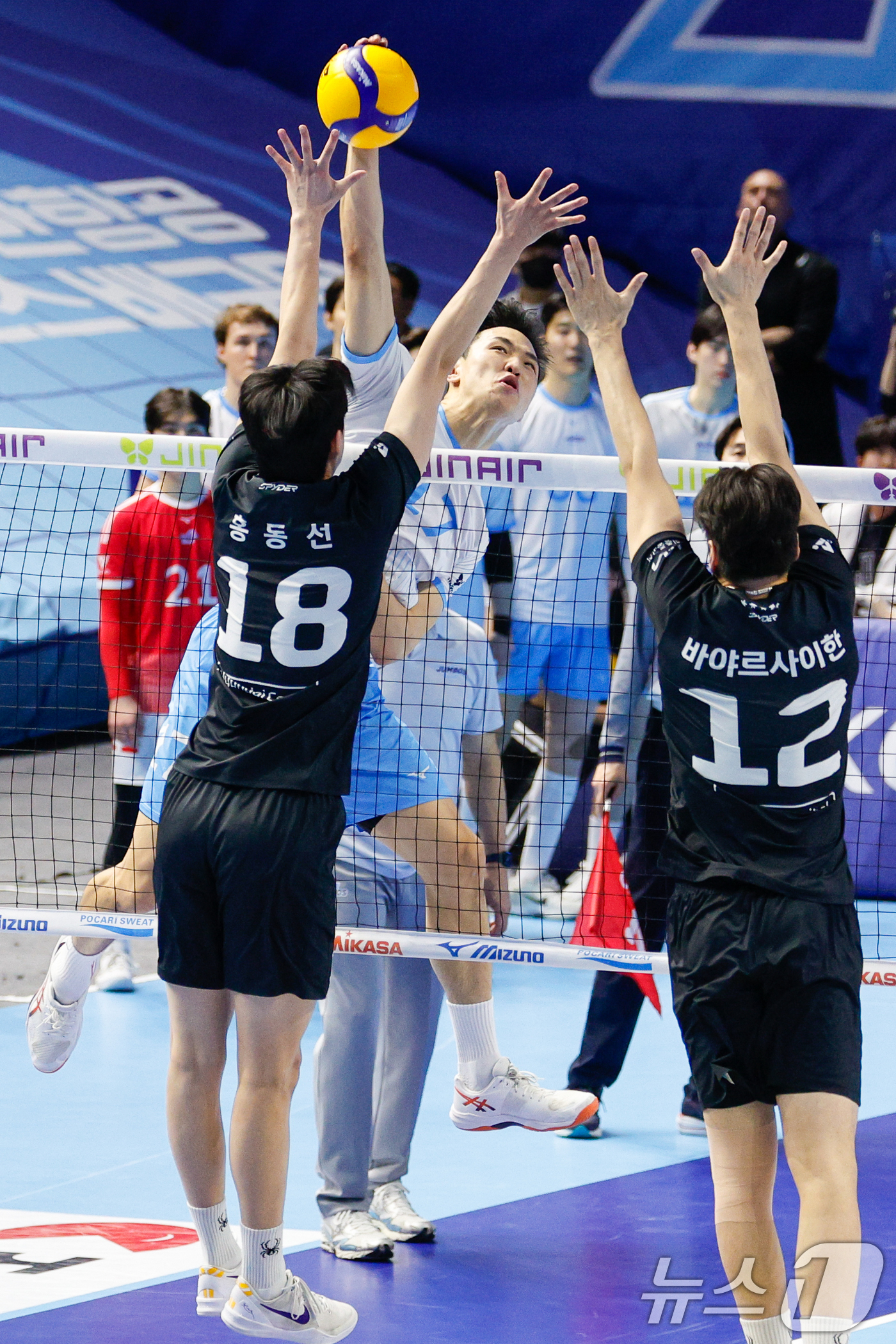 (인천=뉴스1) 안은나 기자 = 10일 오후 인천 계양체육관에서 열린 프로배구 2025-2026 V-리그 남자부 챔피언 결정전 5차전 대한항공 점보스와 현대캐피탈 스카이워커스의 경 …