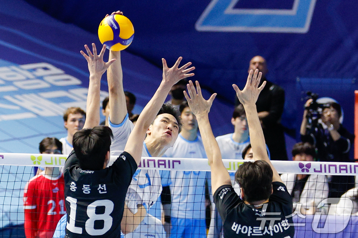 (인천=뉴스1) 안은나 기자 = 10일 오후 인천 계양체육관에서 열린 프로배구 2025-2026 V-리그 남자부 챔피언 결정전 5차전 대한항공 점보스와 현대캐피탈 스카이워커스의 경 …