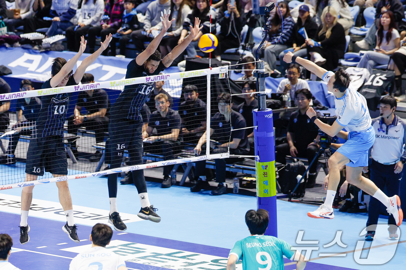 (인천=뉴스1) 안은나 기자 = 10일 오후 인천 계양체육관에서 열린 프로배구 2025-2026 V-리그 남자부 챔피언 결정전 5차전 대한항공 점보스와 현대캐피탈 스카이워커스의 경 …