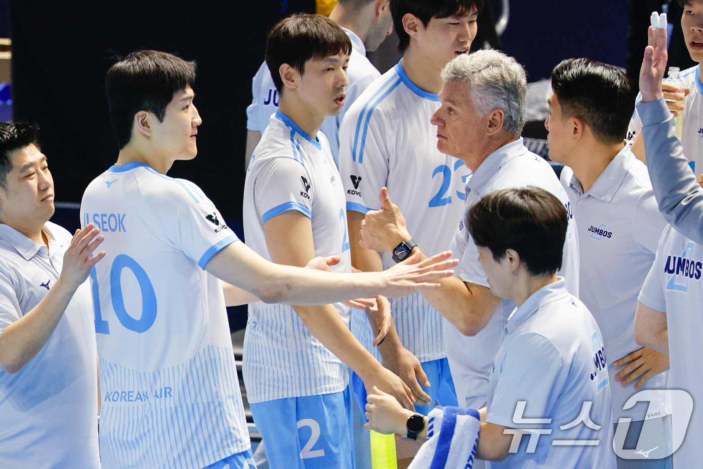 (인천=뉴스1) 안은나 기자 = 10일 오후 인천 계양체육관에서 열린 프로배구 2025-2026 V-리그 남자부 챔피언 결정전 5차전 대한항공 점보스와 현대캐피탈 스카이워커스의 경 …