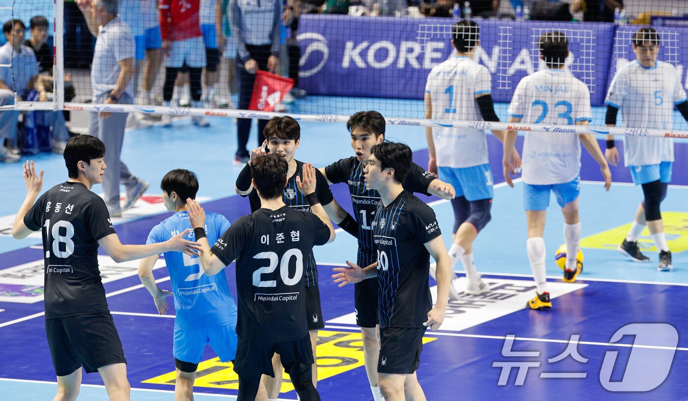 본문 이미지 - 10일 오후 인천 계양체육관에서 열린 프로배구 2025-2026 V-리그 남자부 챔피언 결정전 5차전 대한항공 점보스와 현대캐피탈 스카이워커스의 경기, 현대캐피탈 선수들이 득점 후 기뻐하고 있다. 2026.4.10 ⓒ 뉴스1 안은나 기자
