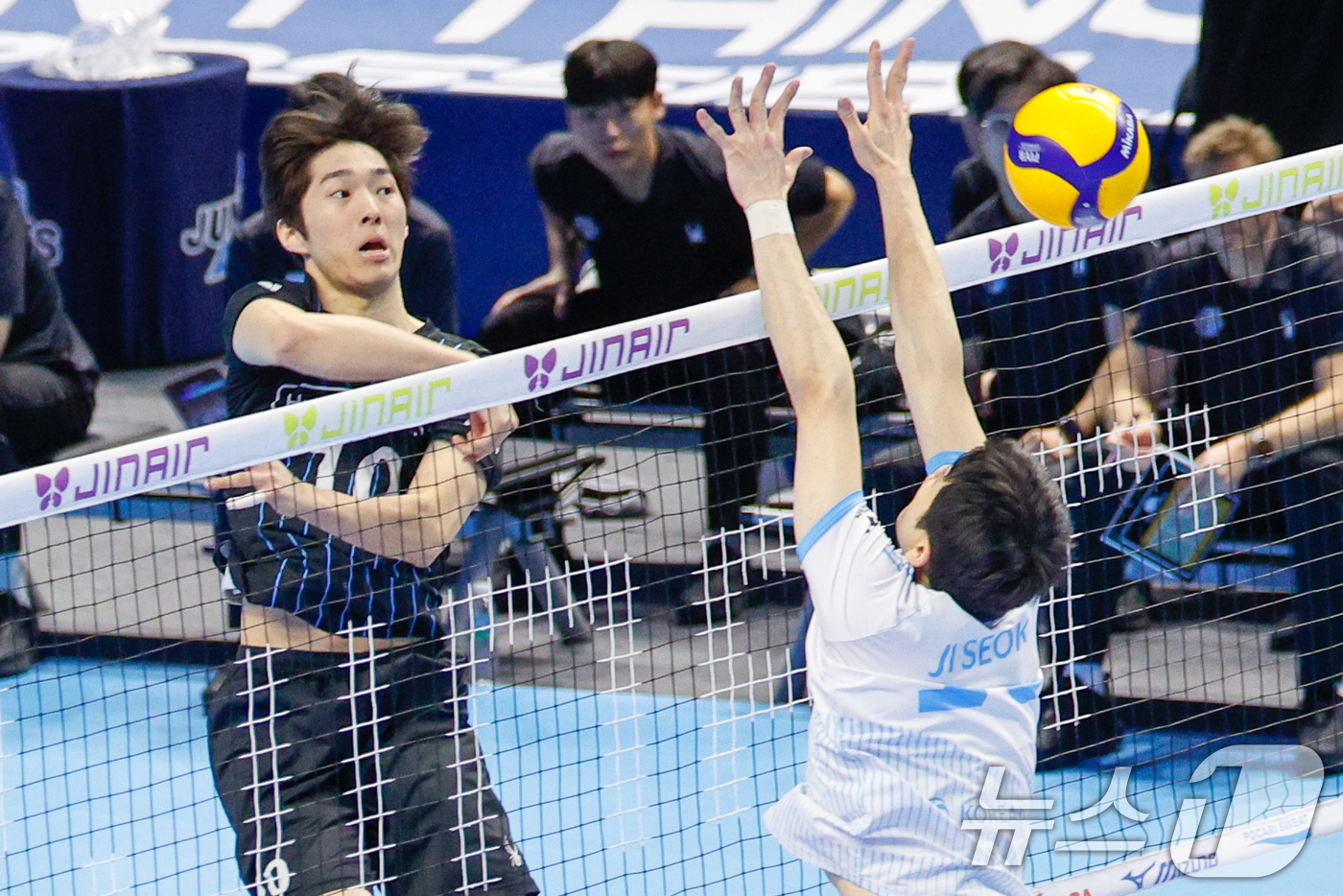 (인천=뉴스1) 안은나 기자 = 10일 오후 인천 계양체육관에서 열린 프로배구 2025-2026 V-리그 남자부 챔피언 결정전 5차전 대한항공 점보스와 현대캐피탈 스카이워커스의 경 …