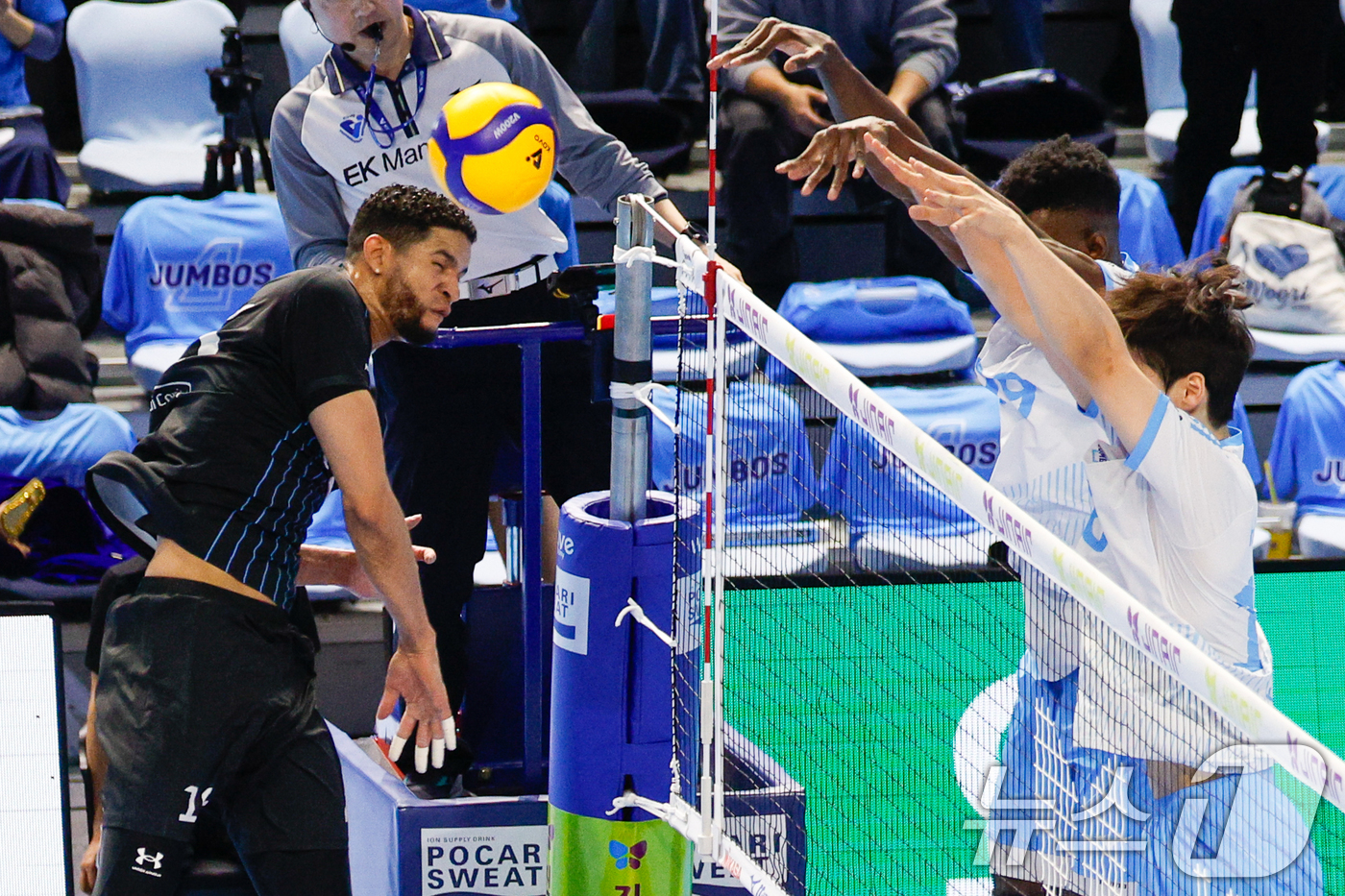 (인천=뉴스1) 안은나 기자 = 10일 오후 인천 계양체육관에서 열린 프로배구 2025-2026 V-리그 남자부 챔피언 결정전 5차전 대한항공 점보스와 현대캐피탈 스카이워커스의 경 …