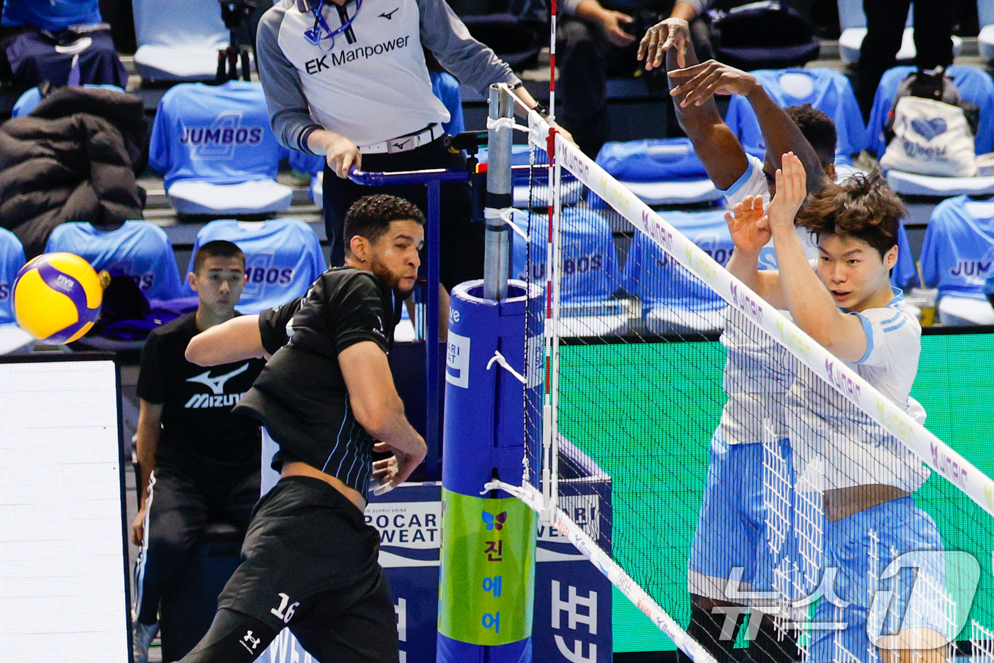 (인천=뉴스1) 안은나 기자 = 10일 오후 인천 계양체육관에서 열린 프로배구 2025-2026 V-리그 남자부 챔피언 결정전 5차전 대한항공 점보스와 현대캐피탈 스카이워커스의 경 …