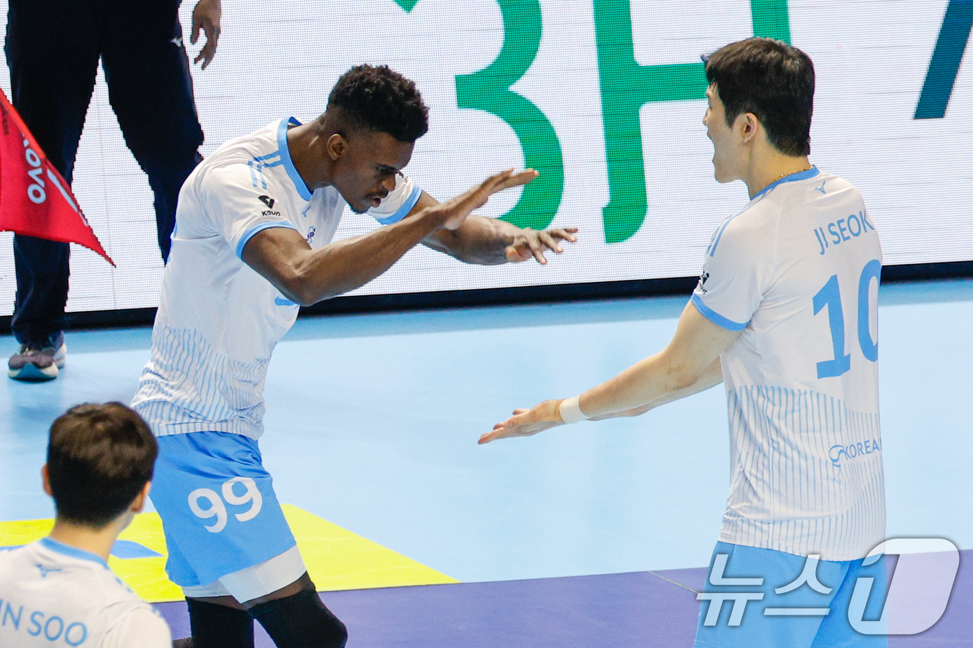 (인천=뉴스1) 안은나 기자 = 10일 오후 인천 계양체육관에서 열린 프로배구 2025-2026 V-리그 남자부 챔피언 결정전 5차전 대한항공 점보스와 현대캐피탈 스카이워커스의 경 …