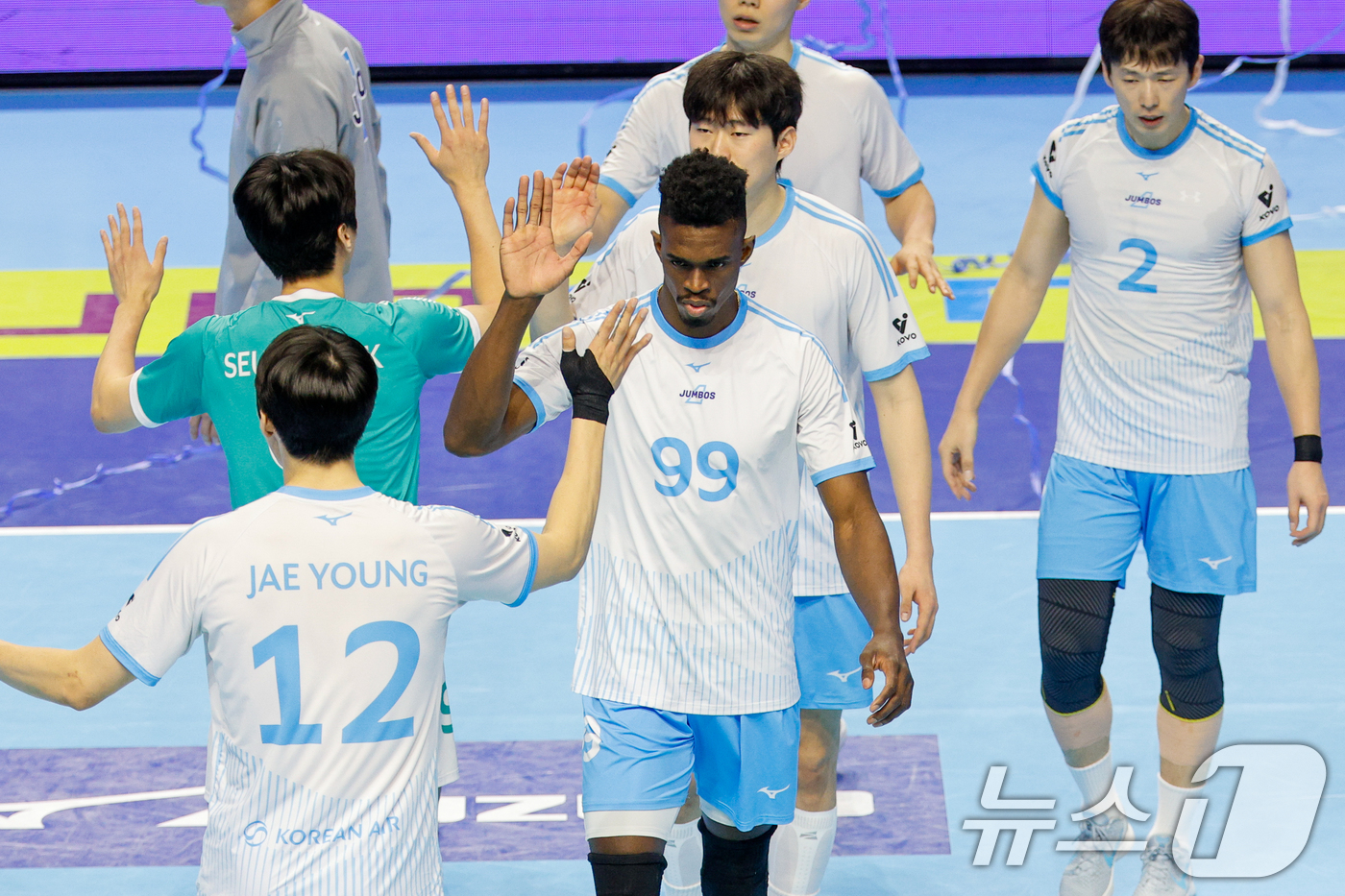 (인천=뉴스1) 안은나 기자 = 10일 오후 인천 계양체육관에서 열린 프로배구 2025-2026 V-리그 남자부 챔피언 결정전 5차전 대한항공 점보스와 현대캐피탈 스카이워커스의 경 …