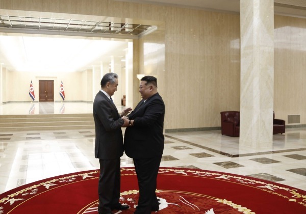 北김정은, 中왕이에 "북중 협력 관계 지속 발전…평화 위해 역할"