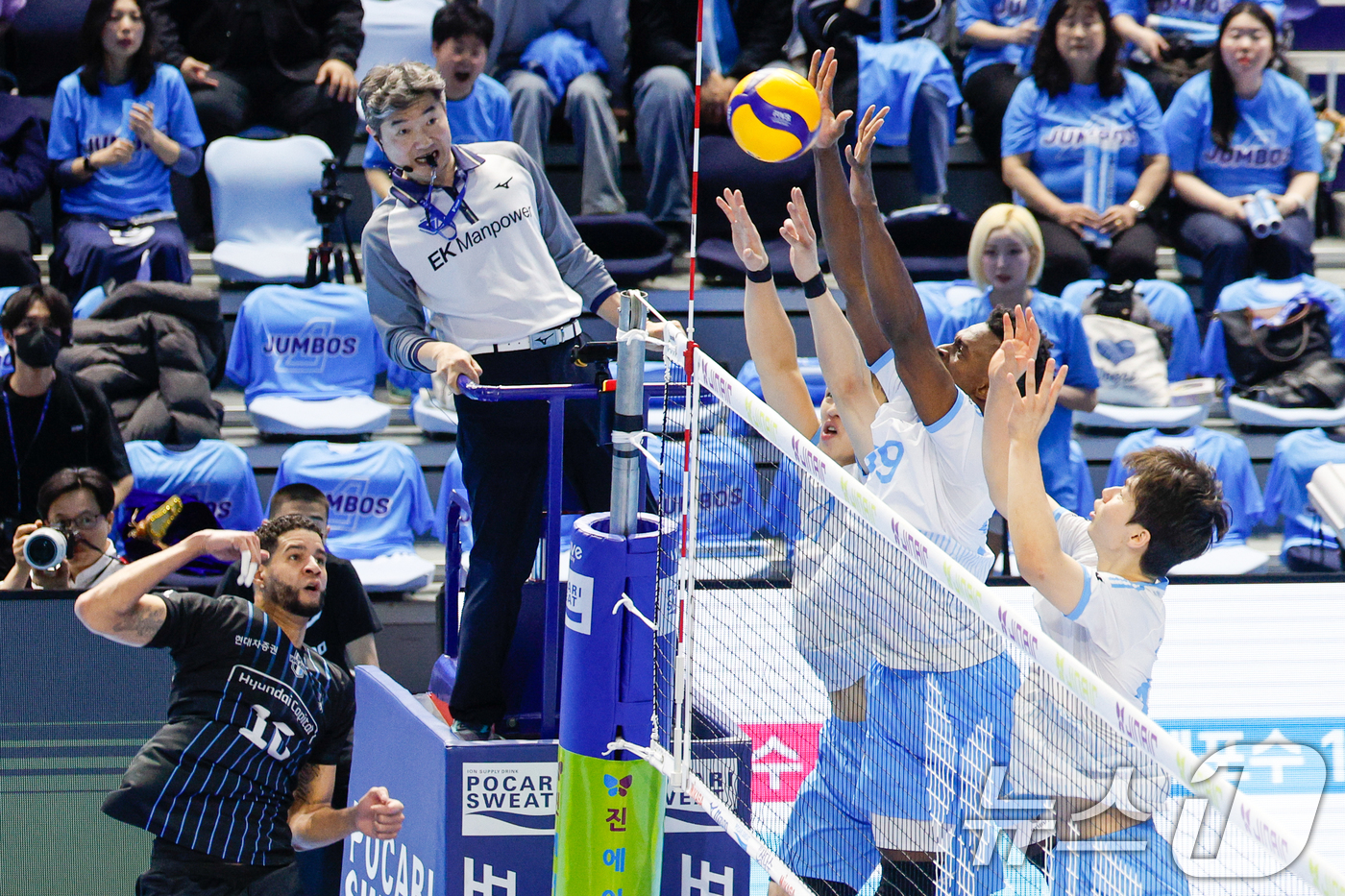 (인천=뉴스1) 안은나 기자 = 10일 오후 인천 계양체육관에서 열린 프로배구 2025-2026 V-리그 남자부 챔피언 결정전 5차전 대한항공 점보스와 현대캐피탈 스카이워커스의 경 …