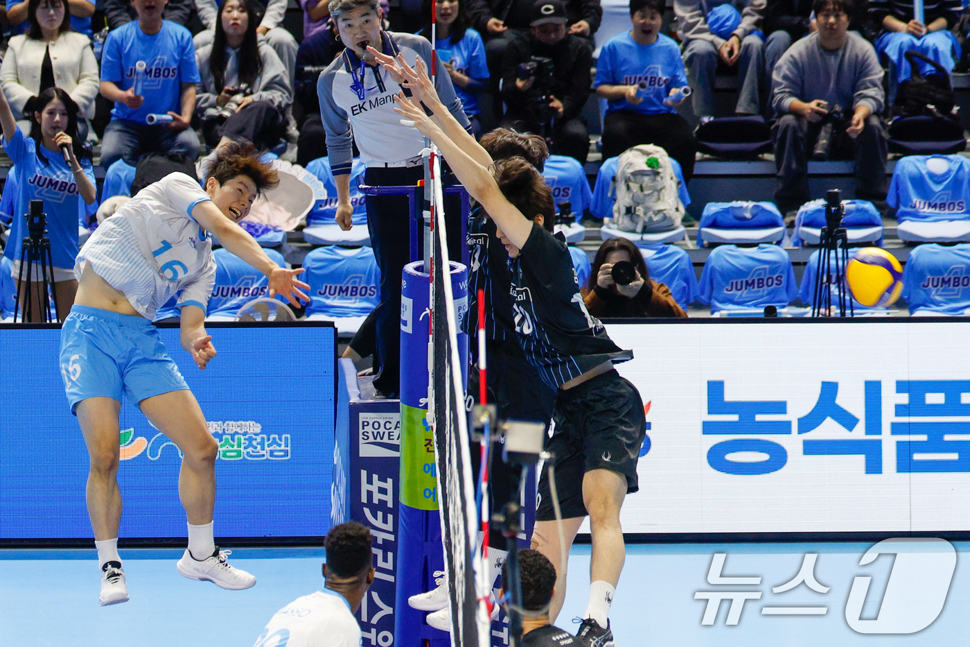 (인천=뉴스1) 안은나 기자 = 10일 오후 인천 계양체육관에서 열린 프로배구 2025-2026 V-리그 남자부 챔피언 결정전 5차전 대한항공 점보스와 현대캐피탈 스카이워커스의 경 …