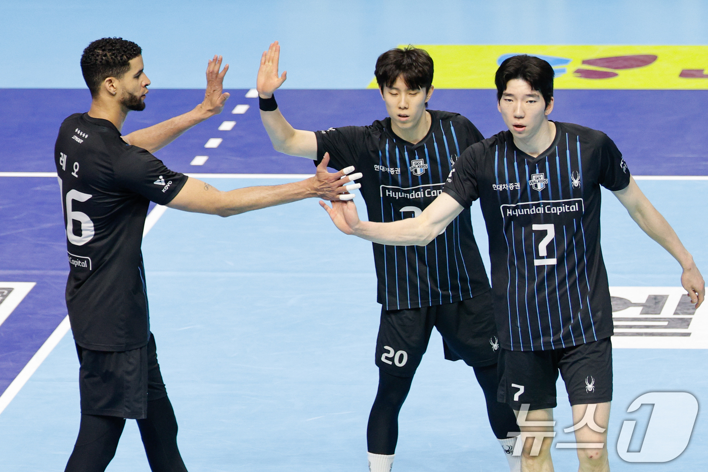 (인천=뉴스1) 안은나 기자 = 10일 오후 인천 계양체육관에서 열린 프로배구 2025-2026 V-리그 남자부 챔피언 결정전 5차전 대한항공 점보스와 현대캐피탈 스카이워커스의 경 …