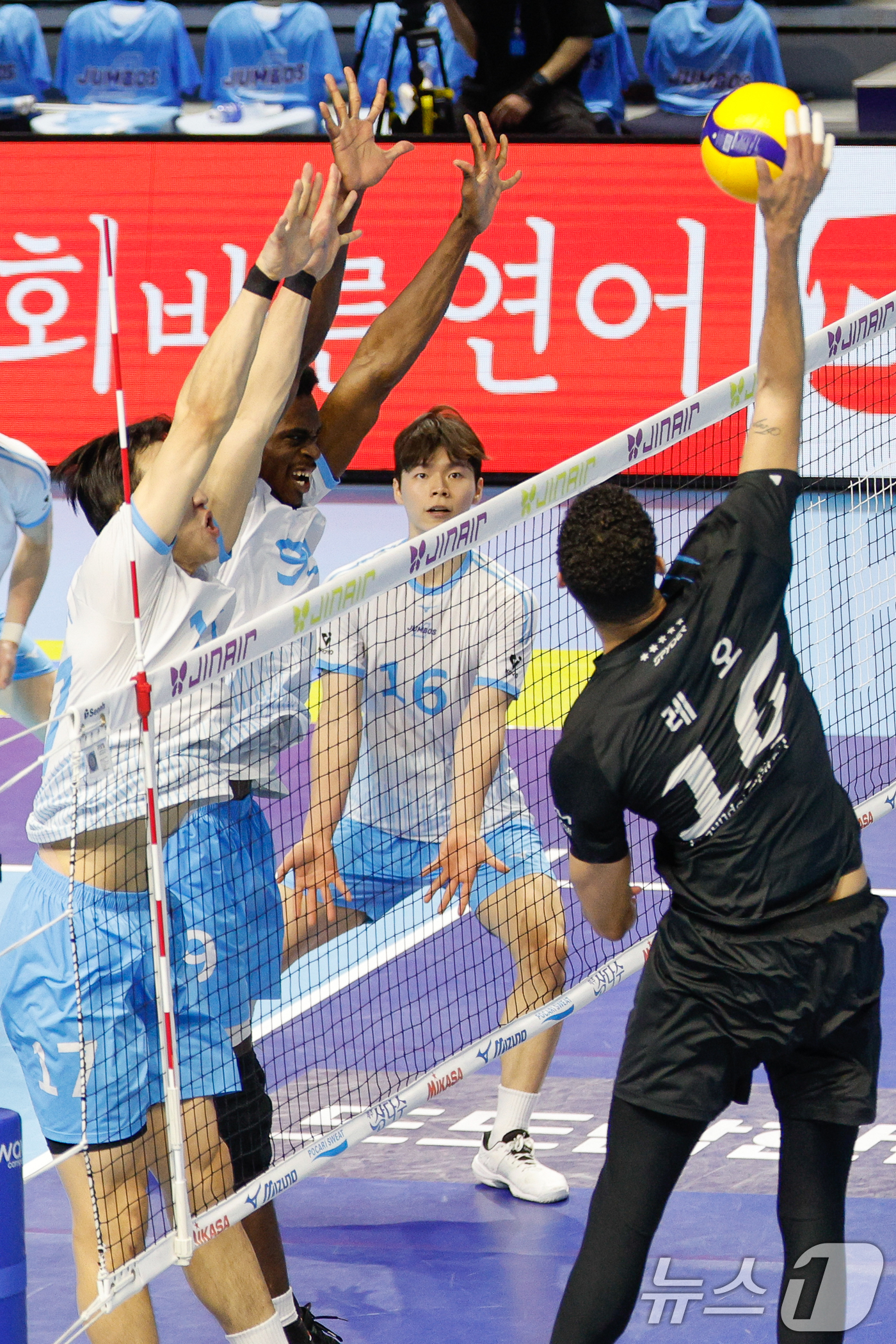 (인천=뉴스1) 안은나 기자 = 10일 오후 인천 계양체육관에서 열린 프로배구 2025-2026 V-리그 남자부 챔피언 결정전 5차전 대한항공 점보스와 현대캐피탈 스카이워커스의 경 …