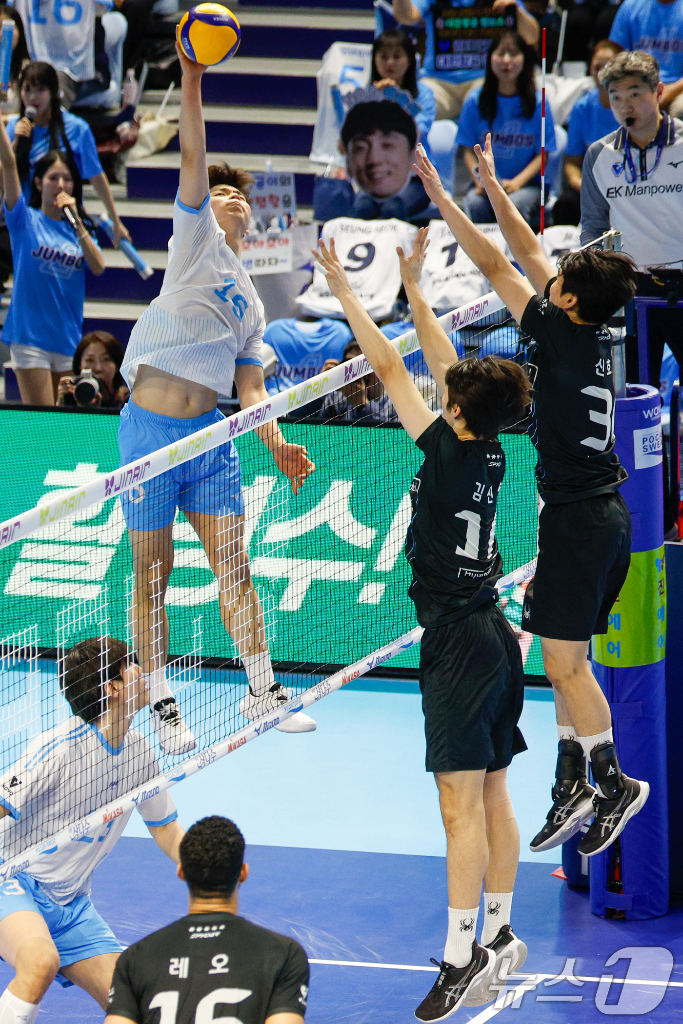 (인천=뉴스1) 안은나 기자 = 10일 오후 인천 계양체육관에서 열린 프로배구 2025-2026 V-리그 남자부 챔피언 결정전 5차전 대한항공 점보스와 현대캐피탈 스카이워커스의 경 …