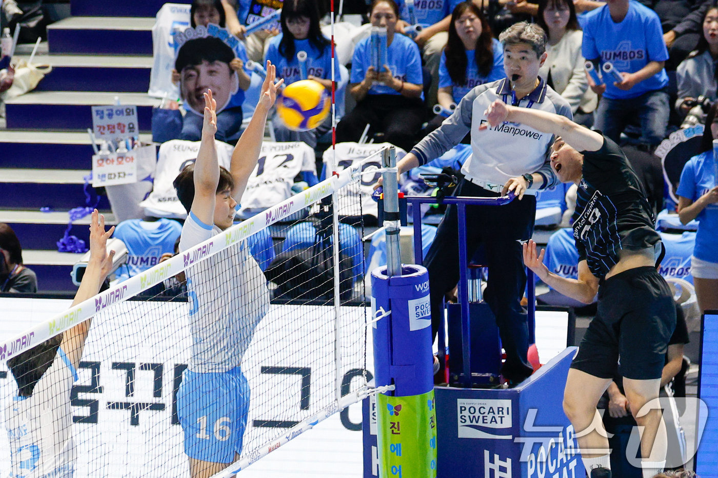 (인천=뉴스1) 안은나 기자 = 10일 오후 인천 계양체육관에서 열린 프로배구 2025-2026 V-리그 남자부 챔피언 결정전 5차전 대한항공 점보스와 현대캐피탈 스카이워커스의 경 …