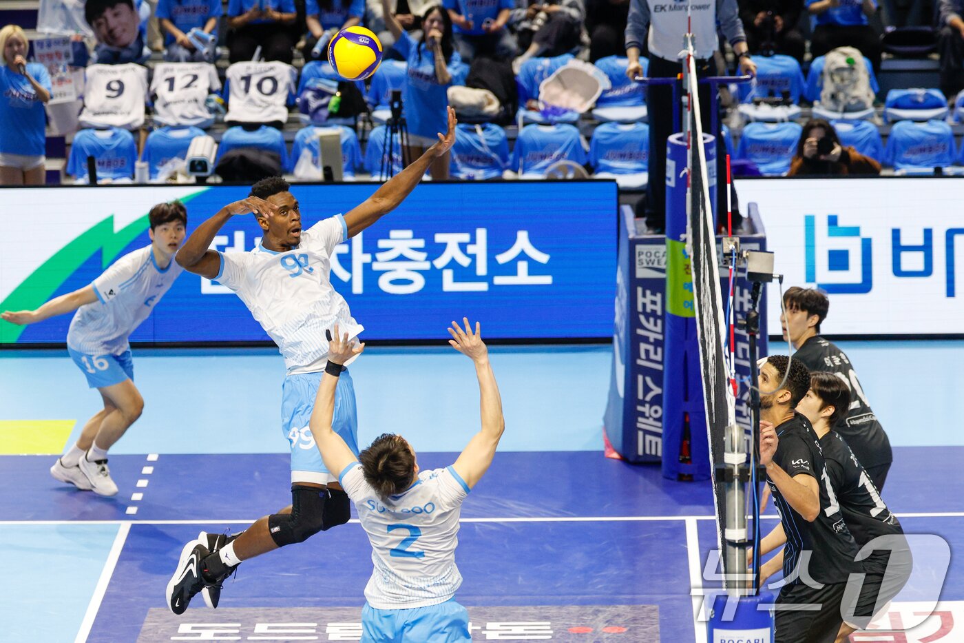 본문 이미지 - 10일 오후 인천 계양체육관에서 열린 프로배구 2025-2026 V-리그 남자부 챔피언 결정전 5차전 대한항공 점보스와 현대캐피탈 스카이워커스의 경기, 대한항공 마쏘가 공격을 시도하고 있다. 2026.4.10 ⓒ 뉴스1 안은나 기자