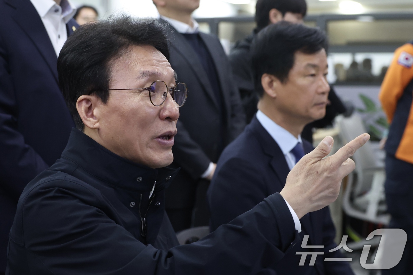 (서울=뉴스1) = 김민석 국무총리가 10일 응급환자 이송-진료체계 종합 점검을 위해 광주 119구급상황관리센터를 방문하고 있다. (총리실 제공. 재판매 및 DB금지) 2026.4 …