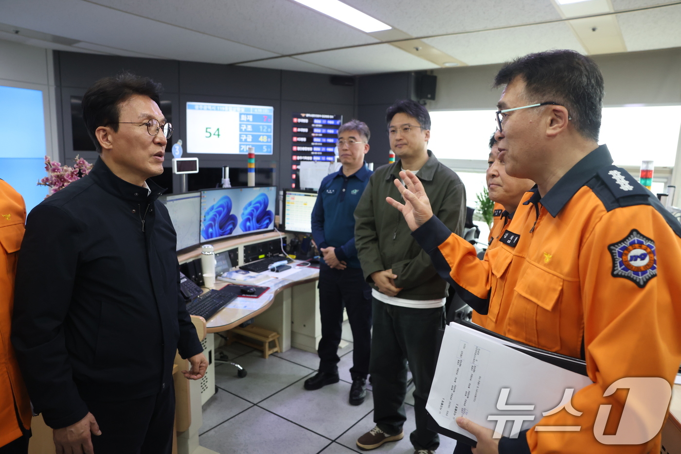 (서울=뉴스1) = 김민석 국무총리가 10일 응급환자 이송-진료체계 종합 점검을 위해 광주 119구급상황관리센터를 방문하고 있다. (총리실 제공. 재판매 및 DB금지) 2026.4 …