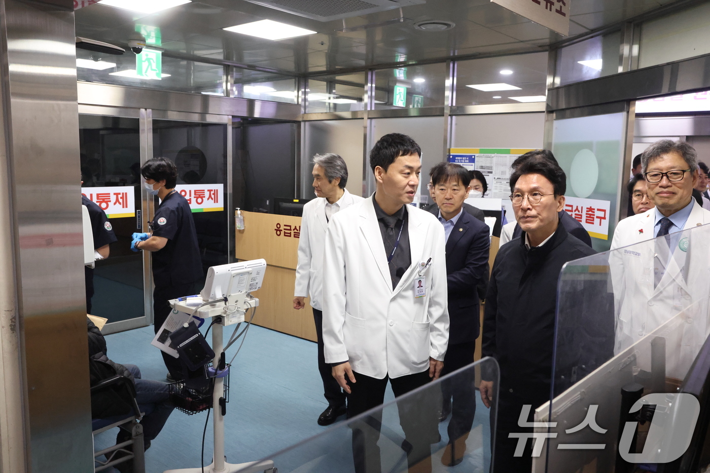 (서울=뉴스1) = 김민석 국무총리가 10일 응급환자 이송-진료체계 종합 점검을 위해 광주 전남대학교병원 권역응급의료센터를 방문하고 있다. (총리실 제공. 재판매 및 DB금지) 2 …