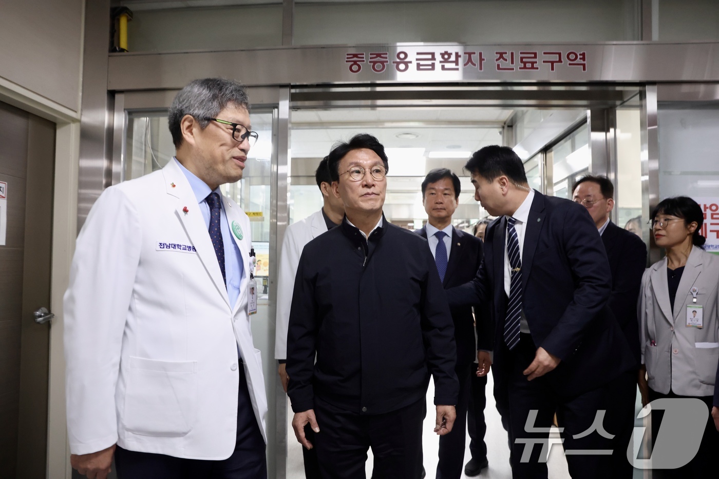 (서울=뉴스1) = 김민석 국무총리가 10일 응급환자 이송-진료체계 종합 점검을 위해 광주 전남대학교병원 권역응급의료센터를 방문하고 있다. (총리실 제공. 재판매 및 DB금지) 2 …