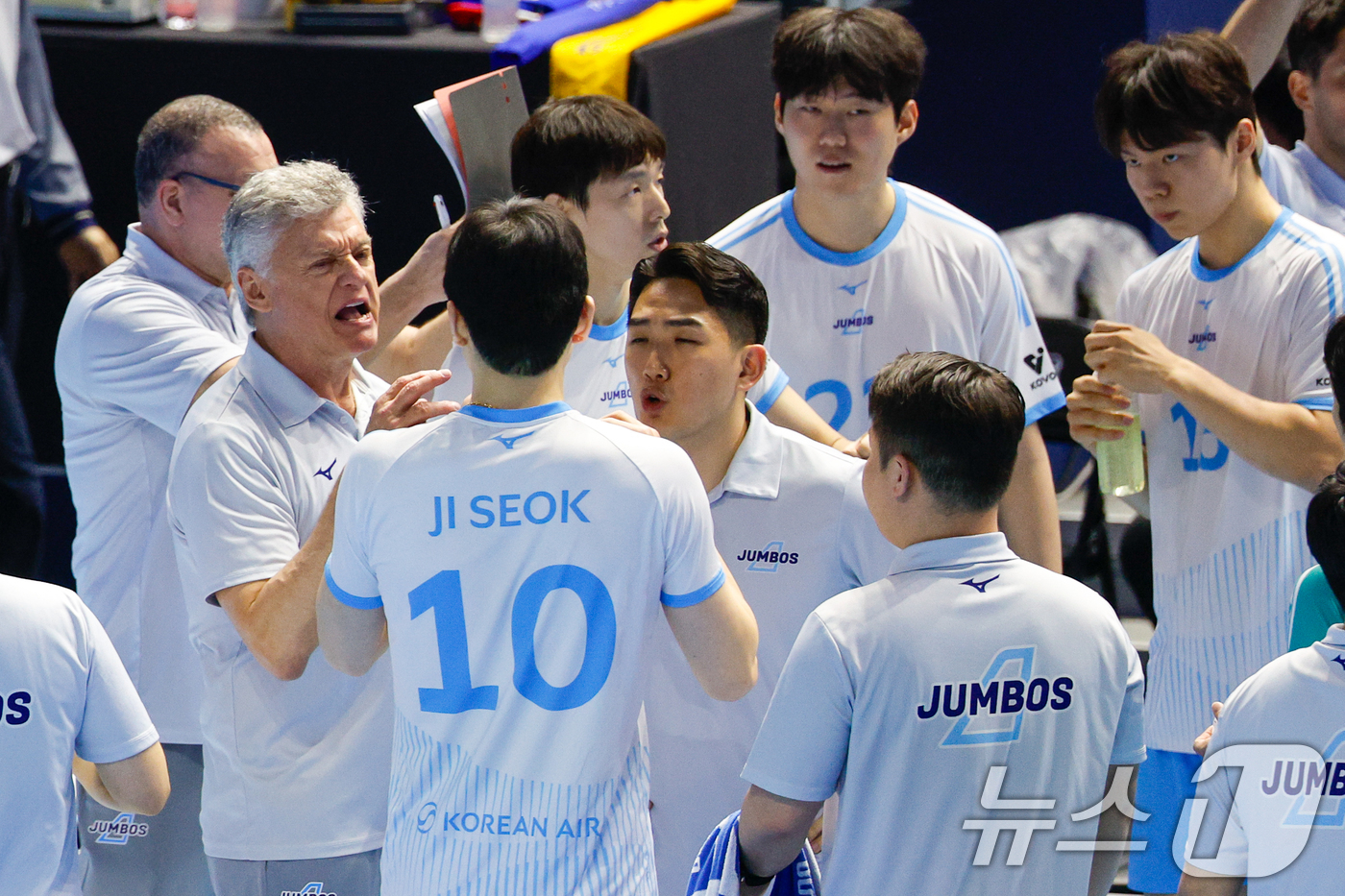 (인천=뉴스1) 안은나 기자 = 10일 오후 인천 계양체육관에서 열린 프로배구 2025-2026 V-리그 남자부 챔피언 결정전 5차전 대한항공 점보스와 현대캐피탈 스카이워커스의 경 …