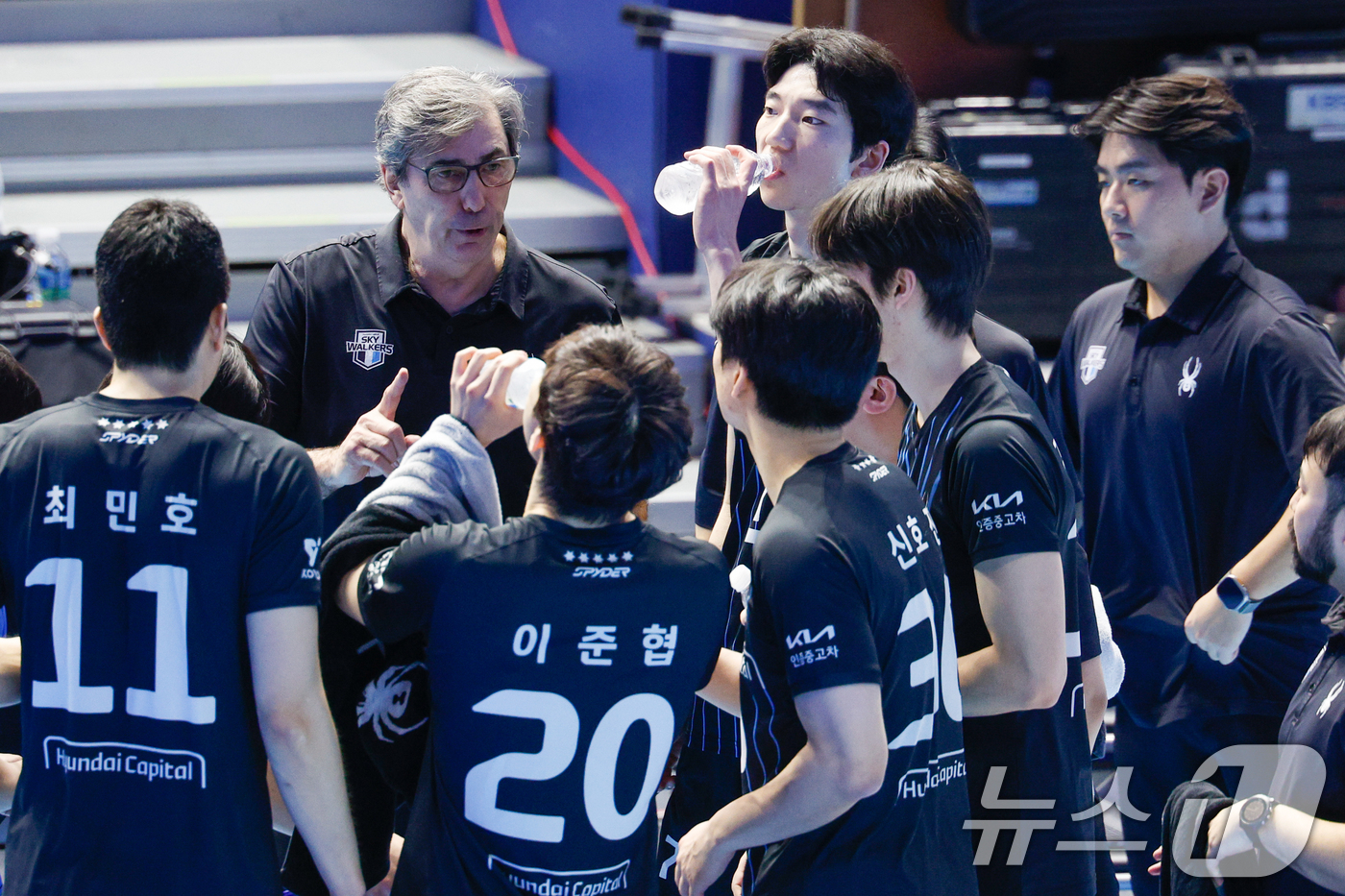 (인천=뉴스1) 안은나 기자 = 10일 오후 인천 계양체육관에서 열린 프로배구 2025-2026 V-리그 남자부 챔피언 결정전 5차전 대한항공 점보스와 현대캐피탈 스카이워커스의 경 …