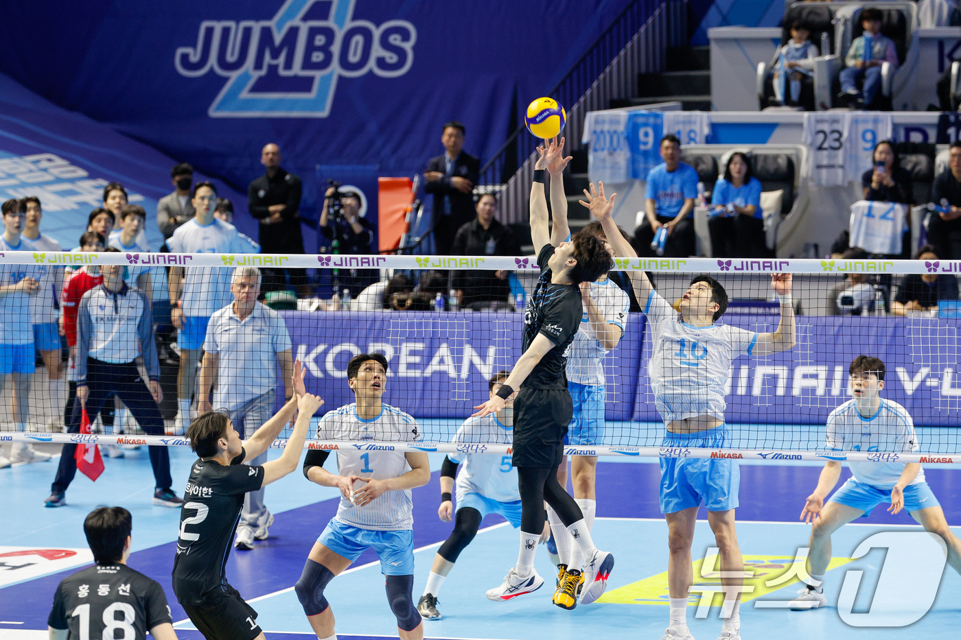 (인천=뉴스1) 안은나 기자 = 10일 오후 인천 계양체육관에서 열린 프로배구 2025-2026 V-리그 남자부 챔피언 결정전 5차전 대한항공 점보스와 현대캐피탈 스카이워커스의 경 …