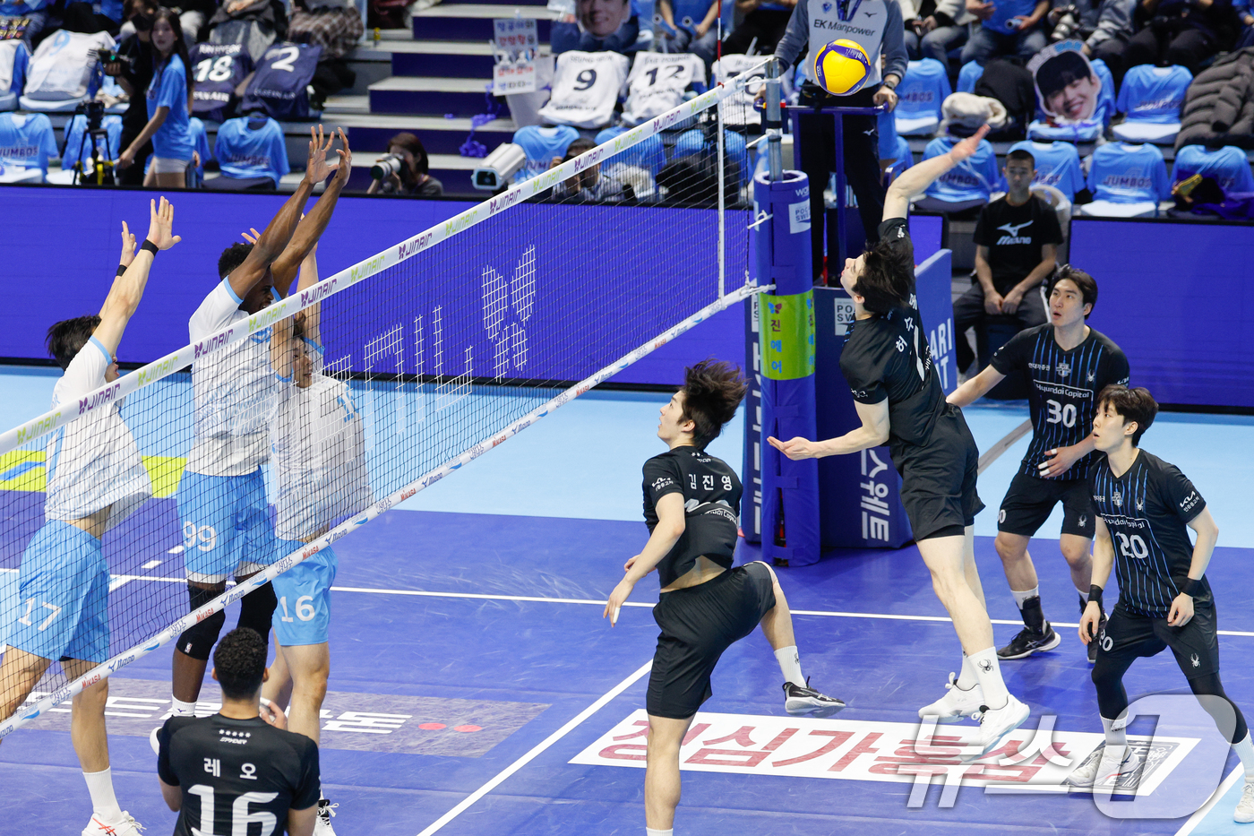 (인천=뉴스1) 안은나 기자 = 10일 오후 인천 계양체육관에서 열린 프로배구 2025-2026 V-리그 남자부 챔피언 결정전 5차전 대한항공 점보스와 현대캐피탈 스카이워커스의 경 …