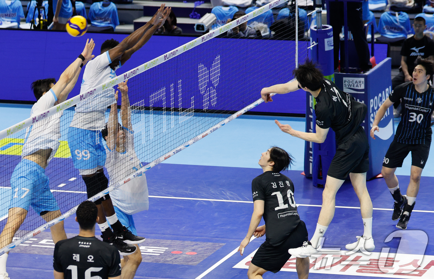 (인천=뉴스1) 안은나 기자 = 10일 오후 인천 계양체육관에서 열린 프로배구 2025-2026 V-리그 남자부 챔피언 결정전 5차전 대한항공 점보스와 현대캐피탈 스카이워커스의 경 …