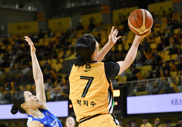 여자농구 KB, 우리은행 24점 차 완파…챔프전 진출까지 1승