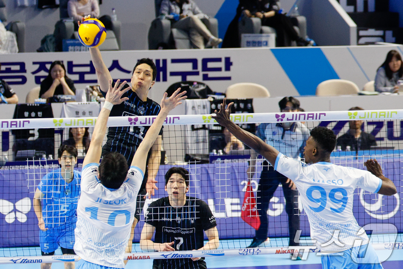 (인천=뉴스1) 안은나 기자 = 10일 오후 인천 계양체육관에서 열린 프로배구 2025-2026 V-리그 남자부 챔피언 결정전 5차전 대한항공 점보스와 현대캐피탈 스카이워커스의 경 …