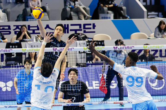 최민호 '넘어가라'