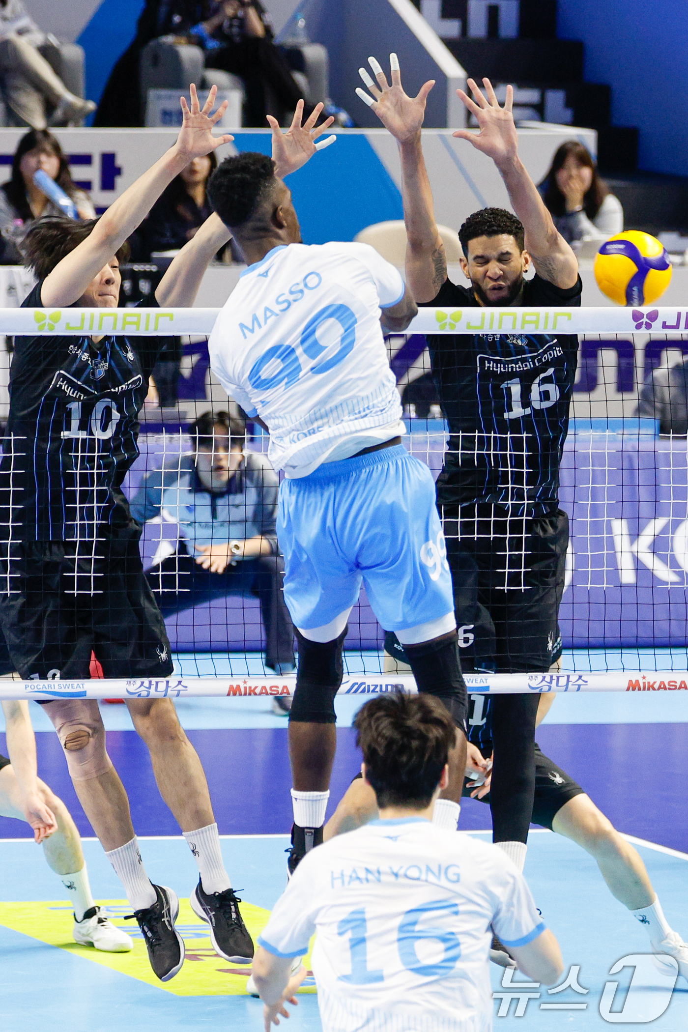 (인천=뉴스1) 안은나 기자 = 10일 오후 인천 계양체육관에서 열린 프로배구 2025-2026 V-리그 남자부 챔피언 결정전 5차전 대한항공 점보스와 현대캐피탈 스카이워커스의 경 …