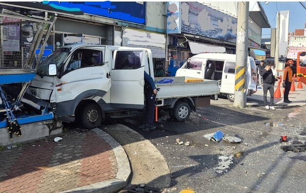 경산서 화물차 횟집 수족관 돌진…2명 사상