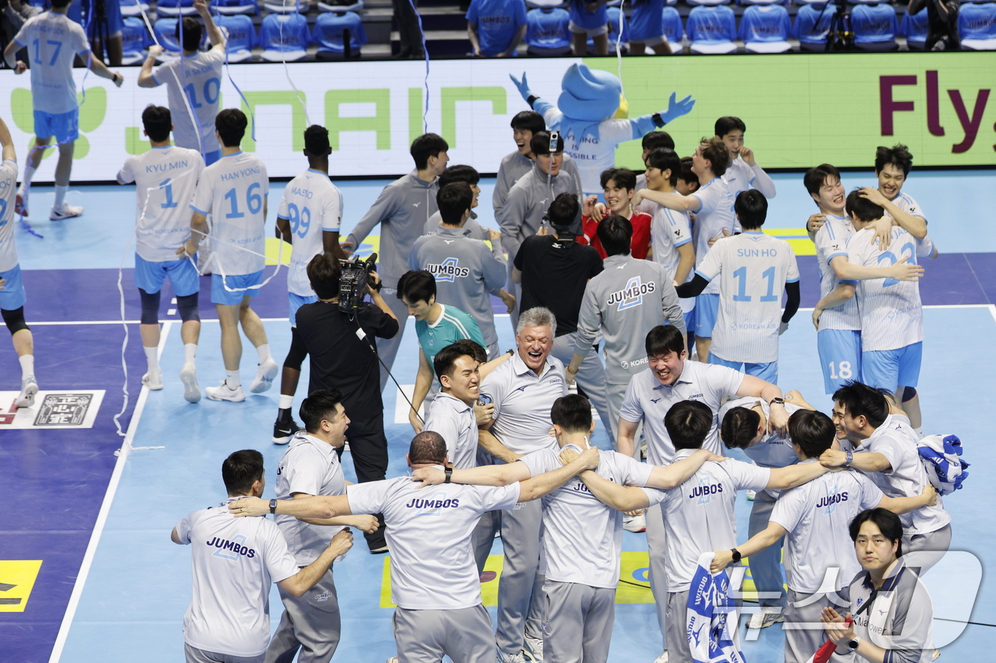 (인천=뉴스1) 안은나 기자 = 대한항공 점보스 선수들이 10일 오후 인천 계양체육관에서 열린 프로배구 2025-2026 V-리그 남자부 챔피언 결정전 5차전 현대캐피탈 스카이워커 …