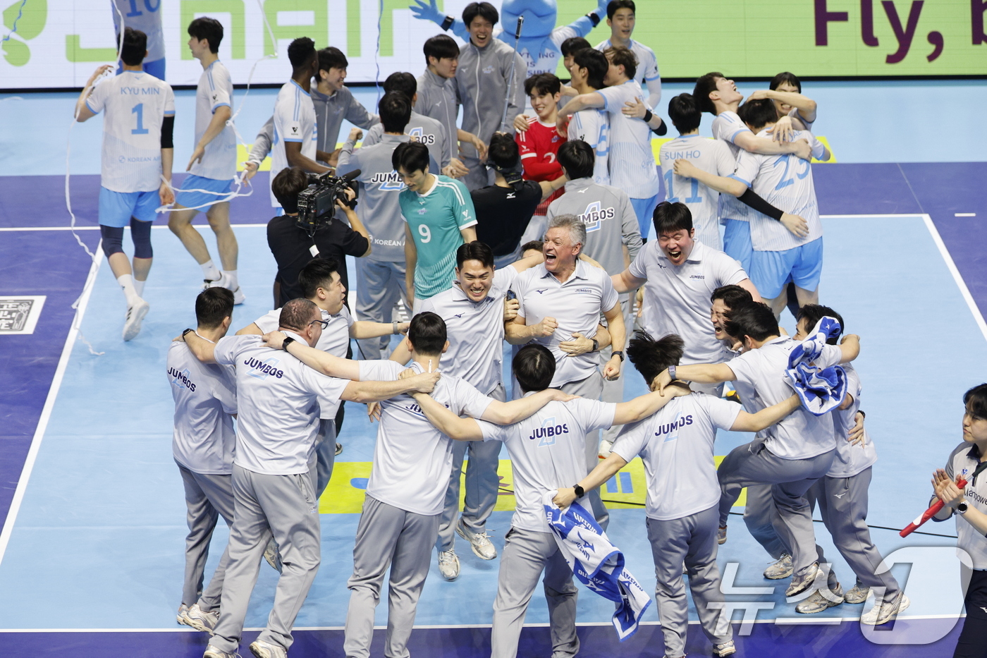 (인천=뉴스1) 안은나 기자 = 대한항공 점보스 선수들이 10일 오후 인천 계양체육관에서 열린 프로배구 2025-2026 V-리그 남자부 챔피언 결정전 5차전 현대캐피탈 스카이워커 …