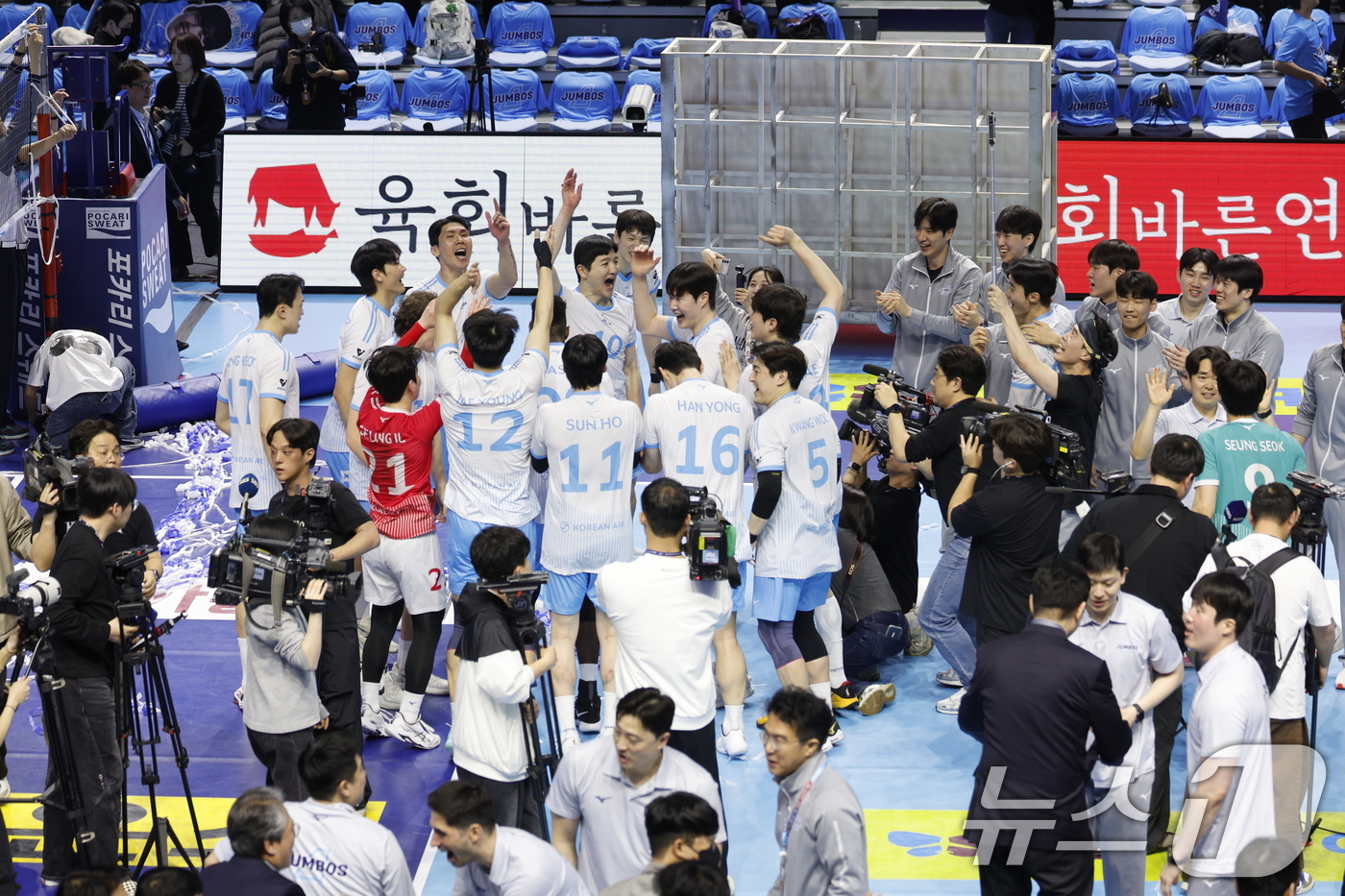 (인천=뉴스1) 안은나 기자 = 대한항공 점보스 선수들이 10일 오후 인천 계양체육관에서 열린 프로배구 2025-2026 V-리그 남자부 챔피언 결정전 5차전 현대캐피탈 스카이워커 …