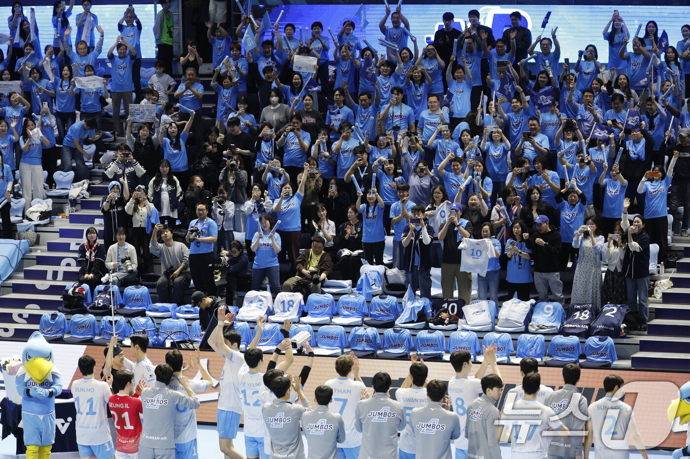 본문 이미지 - 대한항공 점보스 팬들이 10일 오후 인천 계양체육관에서 열린 프로배구 2025-2026 V-리그 남자부 챔피언 결정전 5차전 대한항공 점보스와 현대캐피탈 스카이워커스의 경기에서 대한항공 승리 후 우승을 확정짓고 환호하고 있다. 2026.4.10 ⓒ 뉴스1 안은나 기자