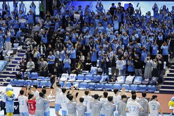 우승에 기쁜 대한항공 팬들