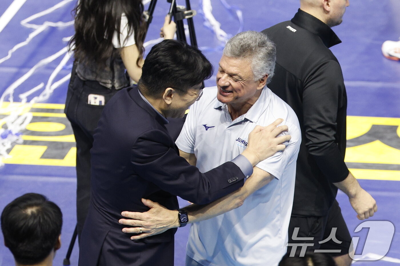 본문 이미지 - 대한항공 헤난 달 조토 감독과 조원태 한국배구연맹 총재가 10일 오후 인천 계양체육관에서 열린 프로배구 2025-2026 V-리그 남자부 챔피언 결정전 5차전 현대캐피탈 스카이워커스와의 경기에서 승리 후 우승을 확정짓고 포옹하고 있다. 2026.4.10 ⓒ 뉴스1 안은나 기자