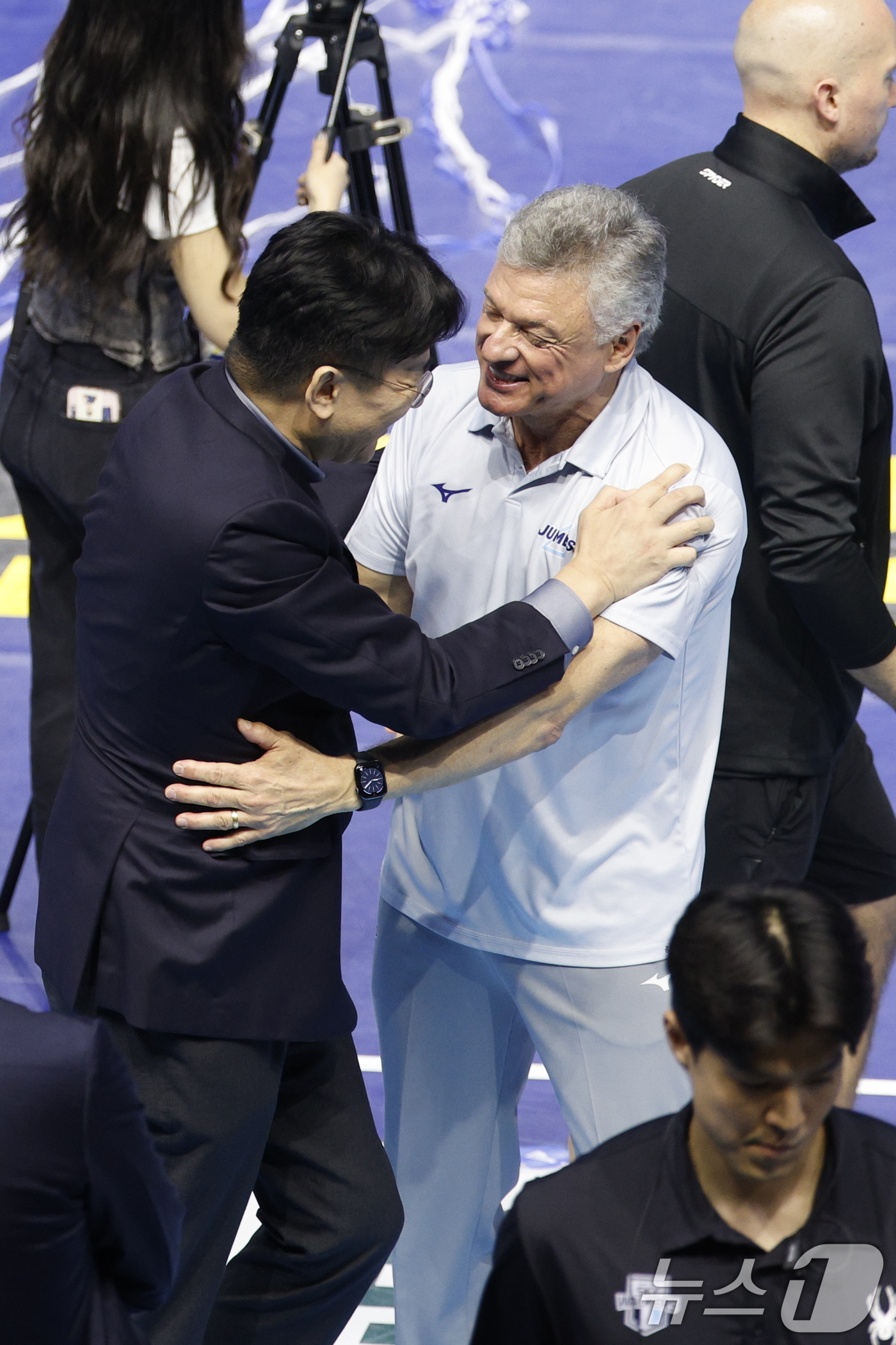 (인천=뉴스1) 안은나 기자 = 대한항공 헤난 달 조토 감독과 조원태 한국배구연맹 총재가 10일 오후 인천 계양체육관에서 열린 프로배구 2025-2026 V-리그 남자부 챔피언 결 …