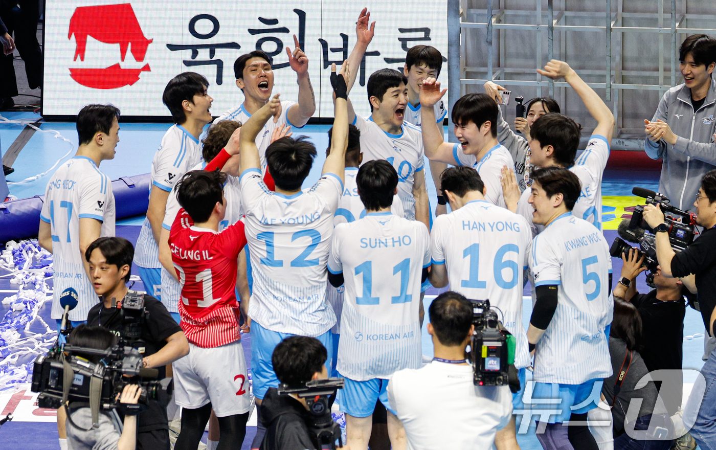 (인천=뉴스1) 안은나 기자 = 대한항공 점보스 선수들이 10일 오후 인천 계양체육관에서 열린 프로배구 2025-2026 V-리그 남자부 챔피언 결정전 5차전 현대캐피탈 스카이워커 …
