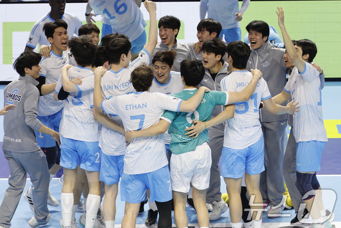 (서울=뉴스1) 안은나 기자 = 대한항공 점보스 선수들이 10일 오후 인천 계양체육관에서 열린 프로배구 2025-2026 V-리그 남자부 챔피언 결정전 5차전 현대캐피탈 스카이워커 …