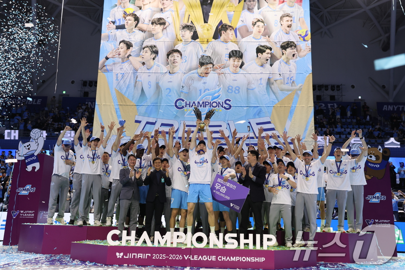 (인천=뉴스1) 안은나 기자 = 대한항공 점보스 선수들이 10일 오후 인천 계양체육관에서 열린 프로배구 2025-2026 V-리그 남자부 챔피언 결정전 5차전 현대캐피탈 스카이워커 …