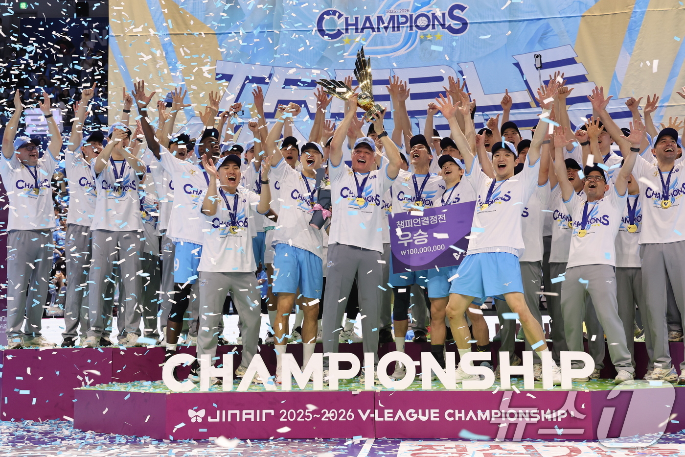 (인천=뉴스1) 안은나 기자 = 대한항공 점보스 선수들이 10일 오후 인천 계양체육관에서 열린 프로배구 2025-2026 V-리그 남자부 챔피언 결정전 5차전 현대캐피탈 스카이워커 …