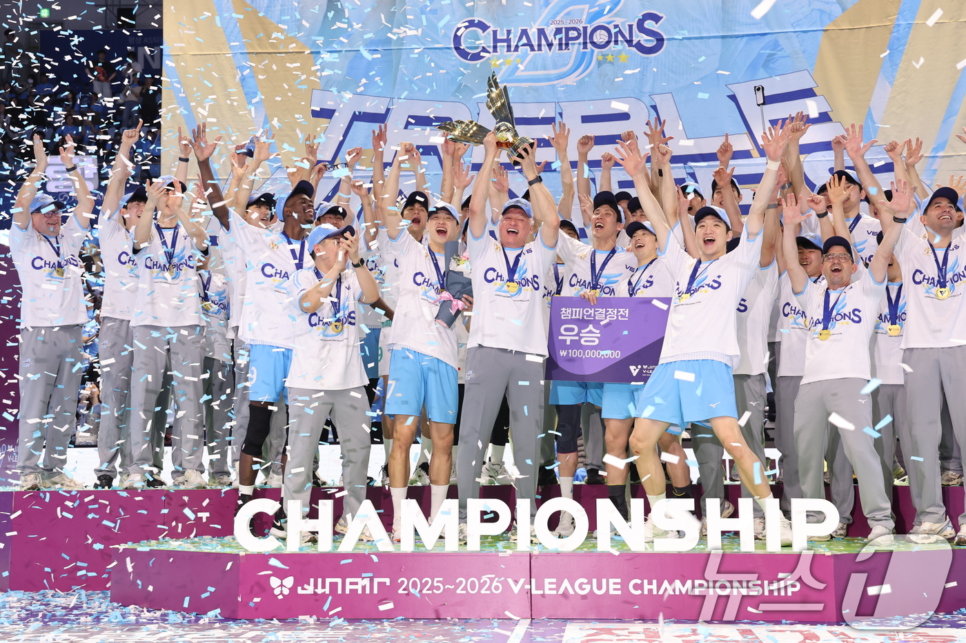 (서울=뉴스1) 안은나 기자 = 대한항공 점보스 선수들이 10일 오후 인천 계양체육관에서 열린 프로배구 2025-2026 V-리그 남자부 챔피언 결정전 5차전 현대캐피탈 스카이워커 …